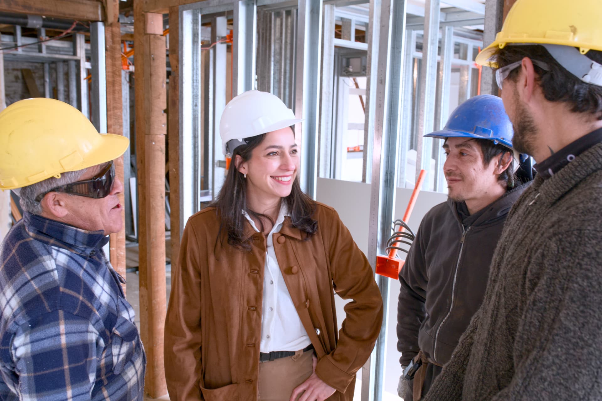Equipo de Altamirano Ingeniería y Construcción conversando dentro de una obra en ejecución