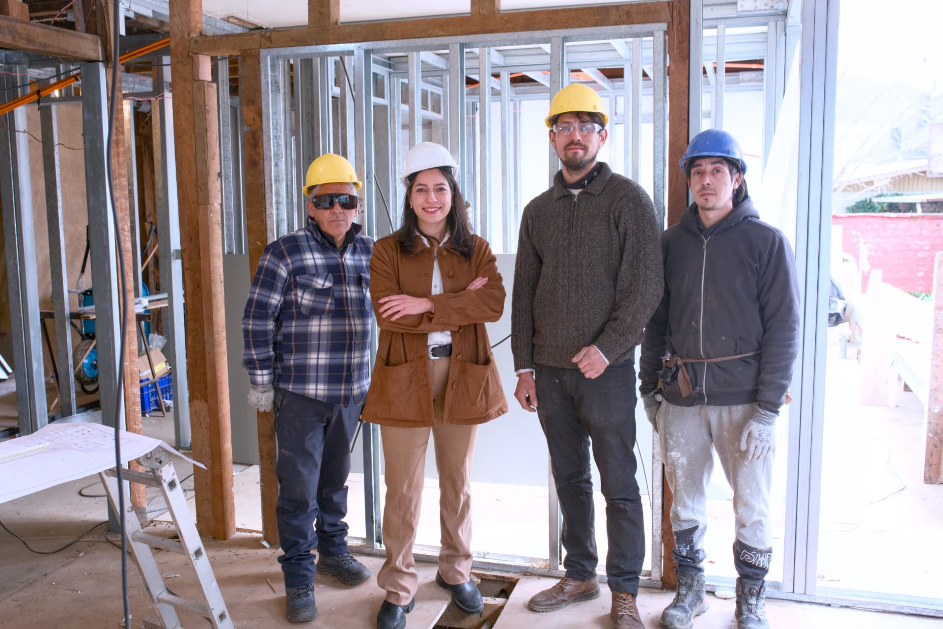Equipo de Altamirano Ingeniería y Construcción con cascos de seguridad en una obra en la Región de Los Lagos
